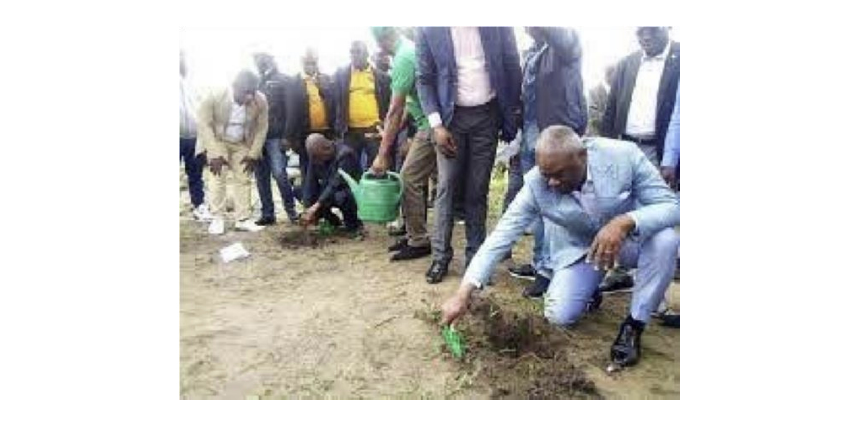 A cette occasion, pour Anatole Collinet MAKOSSO, Premier Ministre, Chef du Gouvernement, la participation massive de la population au planting renforcera l’engagement du Chef de l’Etat en faveur de l’environnement et la dynamique nationale impulsée par sa