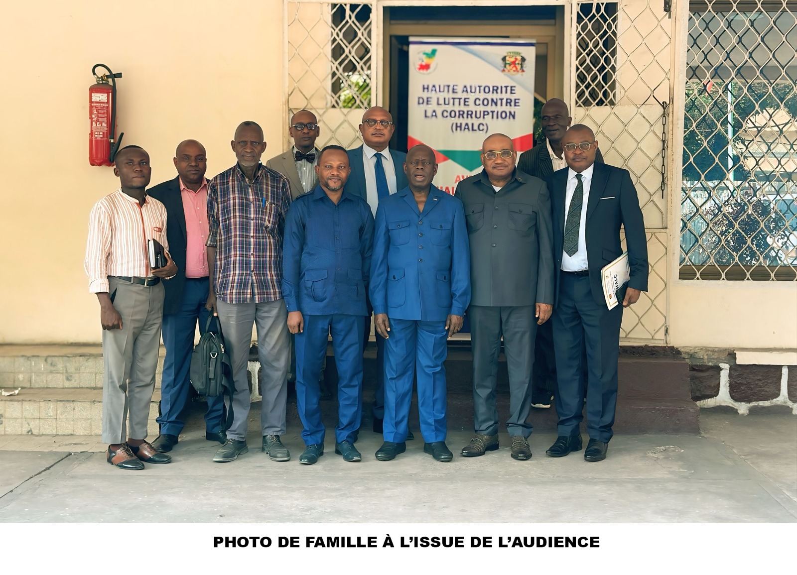 Photo de famille à l’issue de l’audience