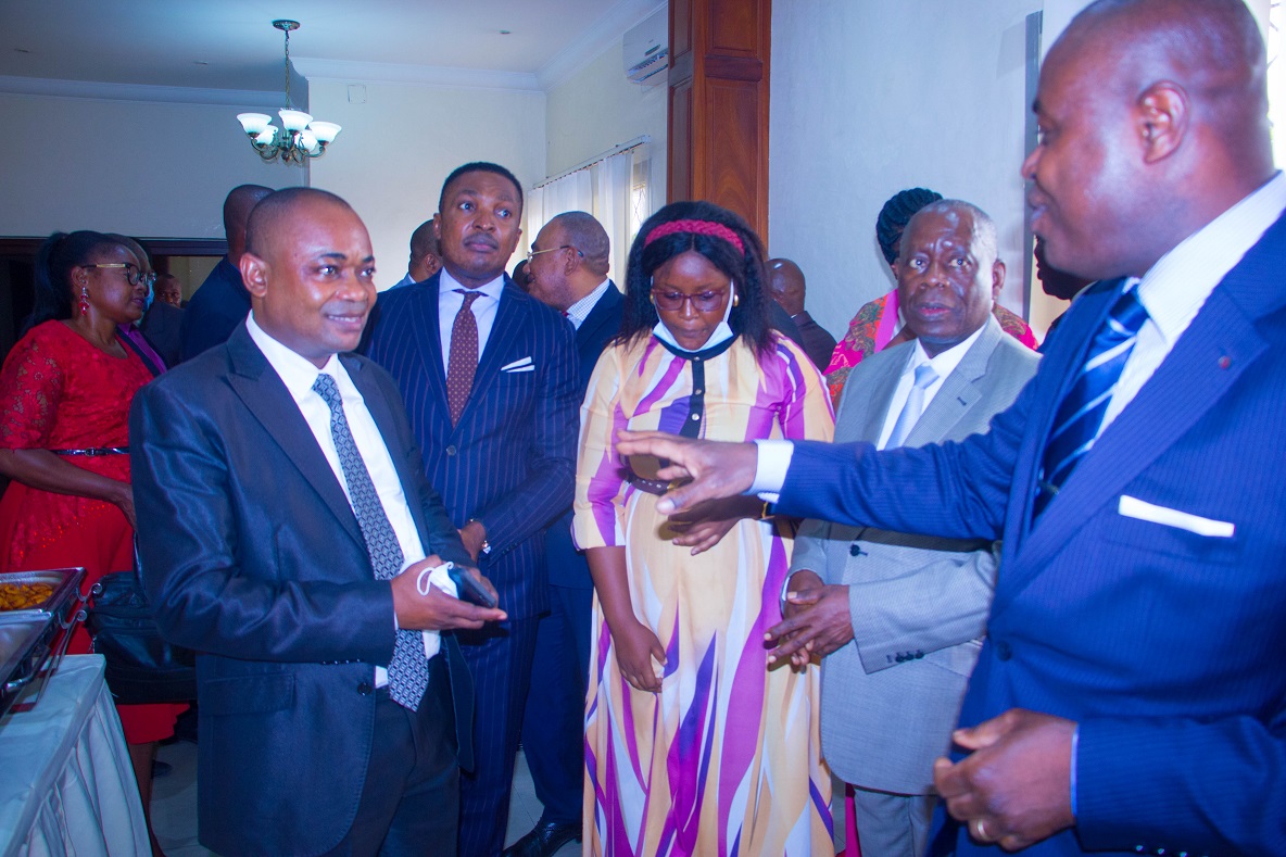 Le Ministre des postes, des télécoms et de l'économie numérique saluant les participants